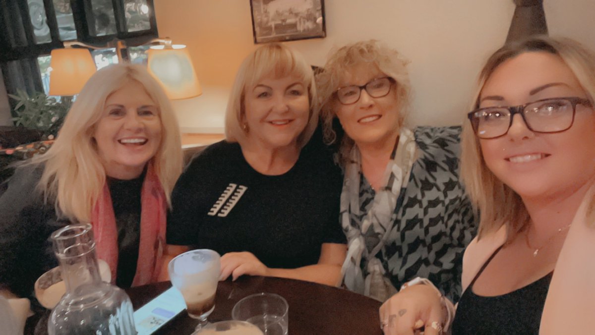 SL18SAM's tweet image. Races off drinks one🥂🍾