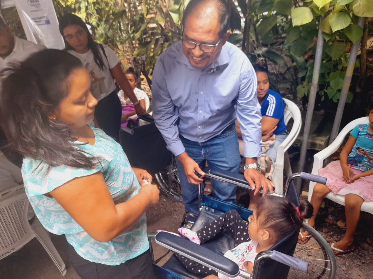 ComunitariosES's tweet photo. 📍SANTA ANA | PROGRAMA DE ENTREGA DE SILLAS DE RUEDAS

Como MOVIMIENTO COMUNITARIO #FilialSantaAna, continuamos con nuestro programa de entrega de Sillas de Ruedas

Esta vez, junto a nuestro Director @GermanMunozSS realizamos la entrega de sillas de ruedas a beneficiarios que más lo necesitan. 

Continuamos trabajando en conjunto, bajo la visión de nuestro fundador @RolandoCastroSv 🇸🇻