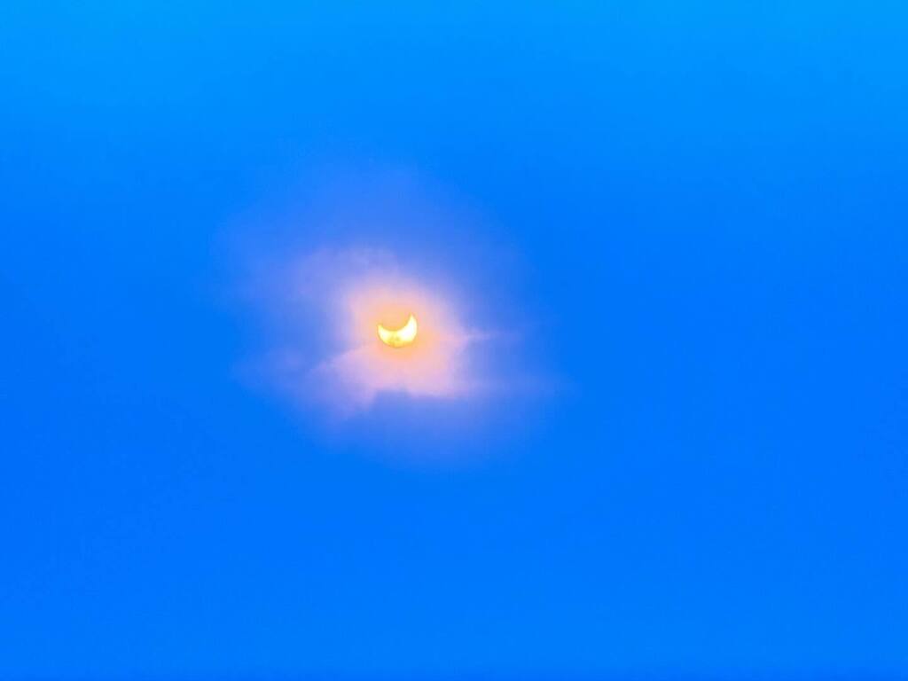 bp_olson's tweet photo. Some highlights from the #annularsolareclipse !
Check out the middle-grade space-inspired book, FARTHER THAN THE MOON by @lindsaywrites !!
@nasa 
#eclipse #nasa #astronomy #space #photographylovers #california #artofinstagram https://t.co/D9AftEQIYI https://t.co/DwpJfmX0DK