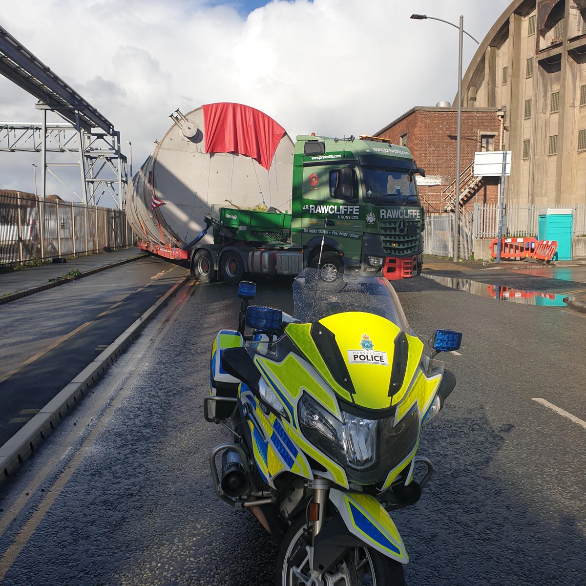 MerPolTraffic's tweet image. After a smooth handover from @CheshPolBC, we’ve now moved this abnormal load through Liverpool and into the Docks. Due to the size and dimensions of this load it needed to be moving during daytime hours. Thanks for your patience if you were caught up in the move. #Convoy #AbLoad