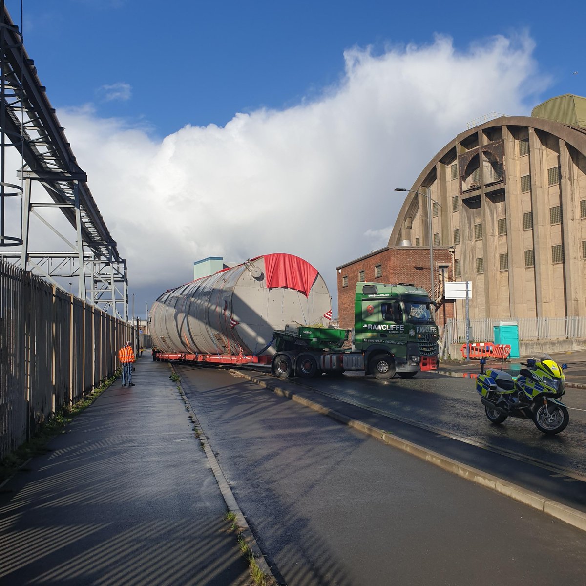 MerPolTraffic's tweet image. After a smooth handover from @CheshPolBC, we’ve now moved this abnormal load through Liverpool and into the Docks. Due to the size and dimensions of this load it needed to be moving during daytime hours. Thanks for your patience if you were caught up in the move. #Convoy #AbLoad