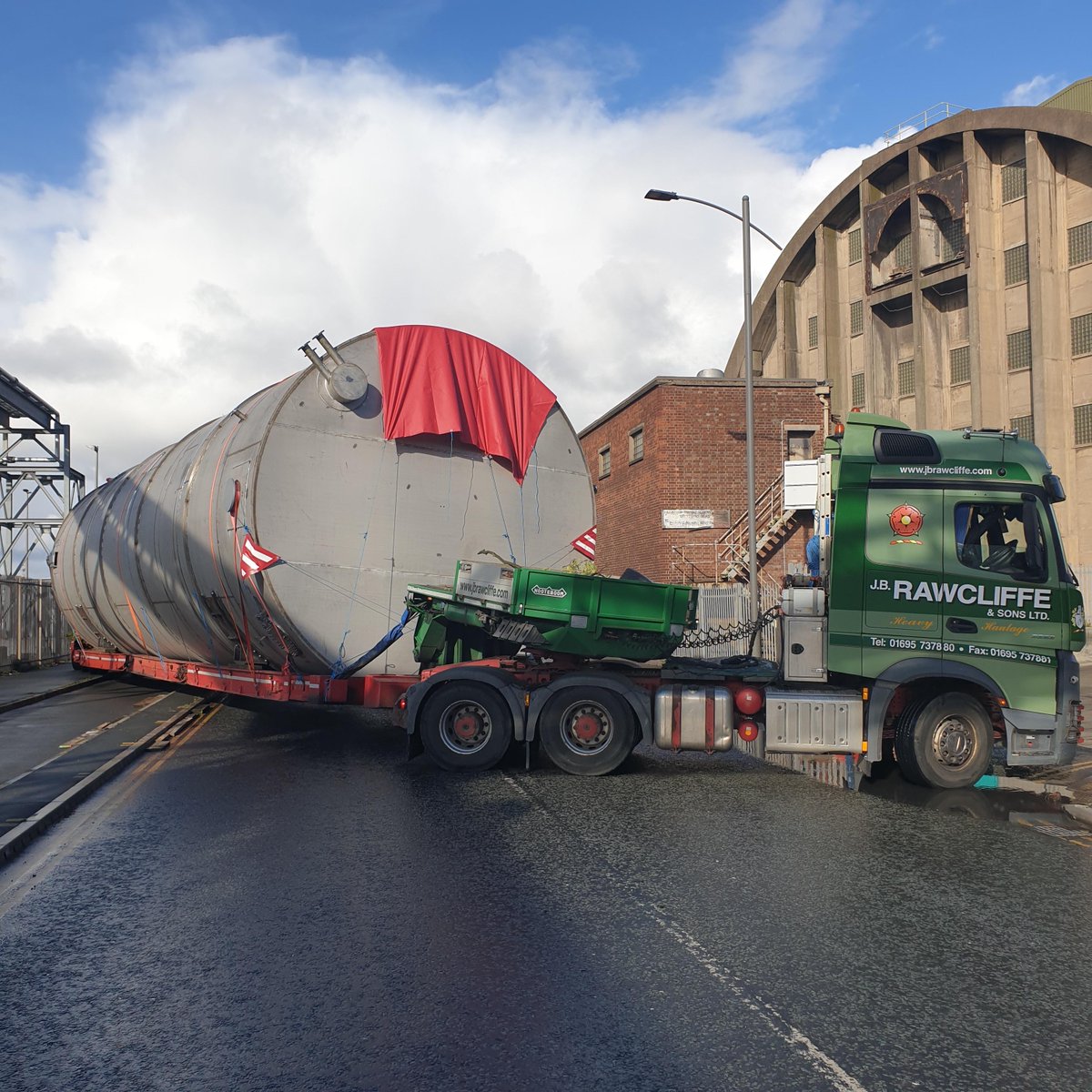 MerPolTraffic's tweet image. After a smooth handover from @CheshPolBC, we’ve now moved this abnormal load through Liverpool and into the Docks. Due to the size and dimensions of this load it needed to be moving during daytime hours. Thanks for your patience if you were caught up in the move. #Convoy #AbLoad