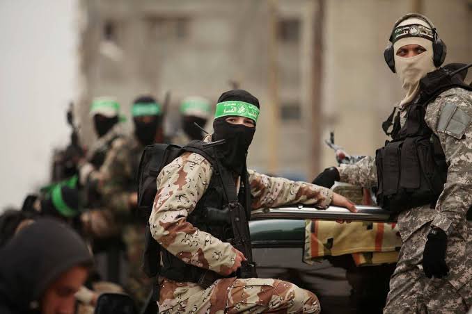 صحيفة نيويورك تايمز الأمريكية: شاهدنا تسجيلاً مصوراً يُظهر 10 من مقاتلي كتائب القسام انحرفوا من الطريق إلى غابة فيها قاعدة استخباراتية إسرائيلية سرية، كان معهم خريطة لها، وعند وصولهم قتلوا جندياً في الخارج ثم فجروا بابها المحصن ودخلوا إلى غرفة مليئة بالحواسيب والأجهزة، وتحت سرير
