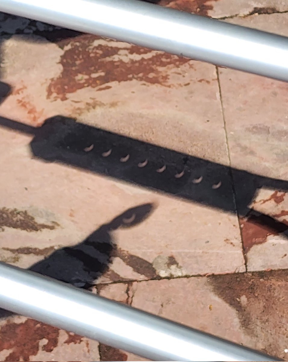 mauasecas's tweet photo. #AnilloDeFuego  
Atravez de orificios en una hoja y muletas se puede ver claramente el eclipse.  En la sobrexposisicon de luz en el celular también se alcanza a ver #Eclipse #EclipseSolar https://t.co/4nFaahYBqQ