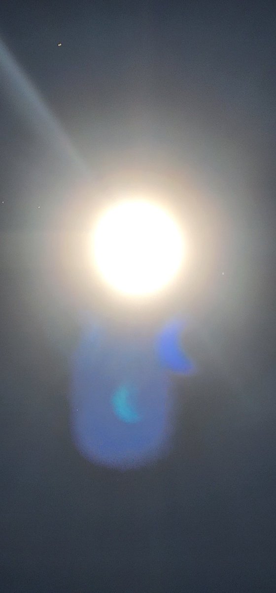 mauasecas's tweet photo. #AnilloDeFuego  
Atravez de orificios en una hoja y muletas se puede ver claramente el eclipse.  En la sobrexposisicon de luz en el celular también se alcanza a ver #Eclipse #EclipseSolar https://t.co/4nFaahYBqQ