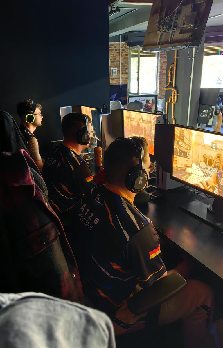 ☆ LAN Tag 2☆

Auch den 2.Tag konnten wir absolut erfolgreich beenden. Mit nur einer verlorenen Map gehen wir als Gruppensieger der Gruppe A morgen früh ins Achtelfinale.
Wir sind mega stolz auf das Team und drücken für morgen alle Daumen! 

#pku #pkuesportsev #esport #esports