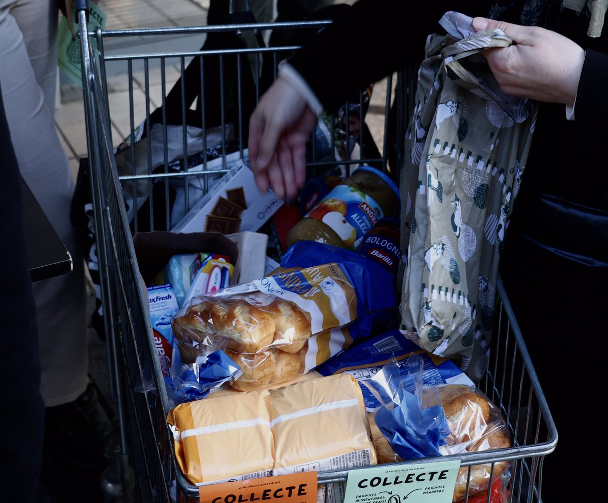 GrossJules1's tweet photo. À #Strasbourg la #NUPES lutte contre la précarité étudiante. Bravo aux @es_jeunes et @Jeunes_Ecolos de Strasbourg  pour cette collecte alimentaire. 

📸 Jules Gross https://t.co/DXdehwfOe3