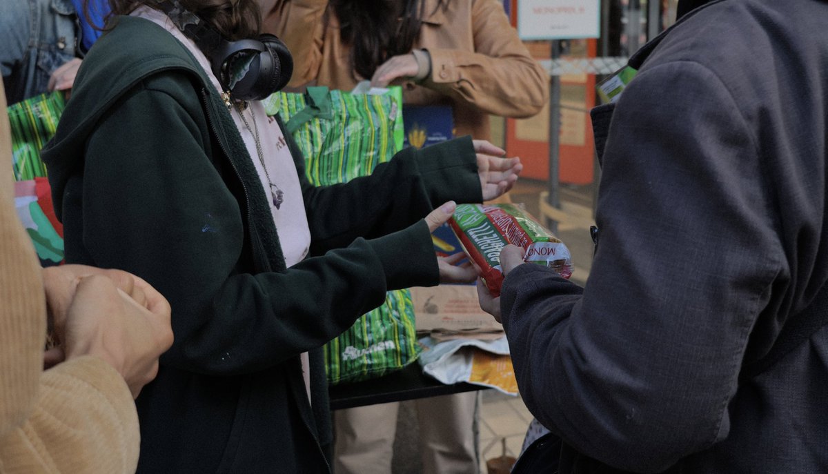 GrossJules1's tweet photo. À #Strasbourg la #NUPES lutte contre la précarité étudiante. Bravo aux @es_jeunes et @Jeunes_Ecolos de Strasbourg  pour cette collecte alimentaire. 

📸 Jules Gross https://t.co/DXdehwfOe3