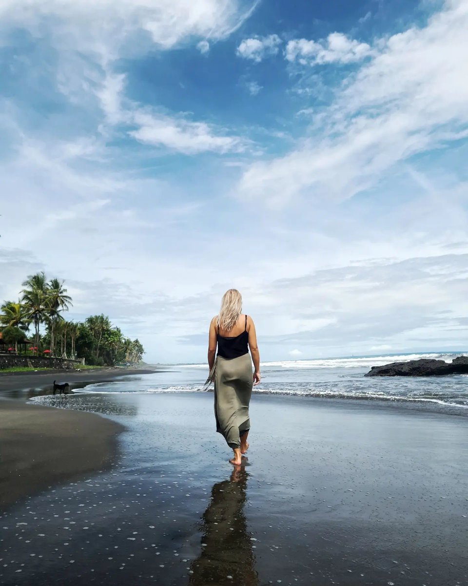Skyscanner_nl's tweet photo. Ontdek het beste van #Indonesië via onze medereizigers!
Of je nu geniet van zonsondergangen aan de #kust, het verkennen van historische #tempels, het ervaren van majestueuze #watervallen of het ontdekken van bruisende #steden, Indonesië heeft voor elk wat wils! 🏖️🌄🌊 https://t.co/pdWfrNA0tm
