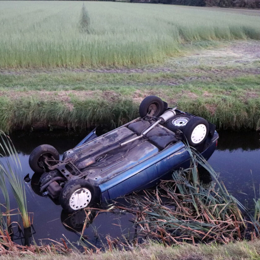 112meerlanden's tweet photo. #Cruquius – Personenwagen op z’n dak de sloot in - https://t.co/f9IF1vna0t - #haarlemmermeer #plons https://t.co/7pw6j2IwfN