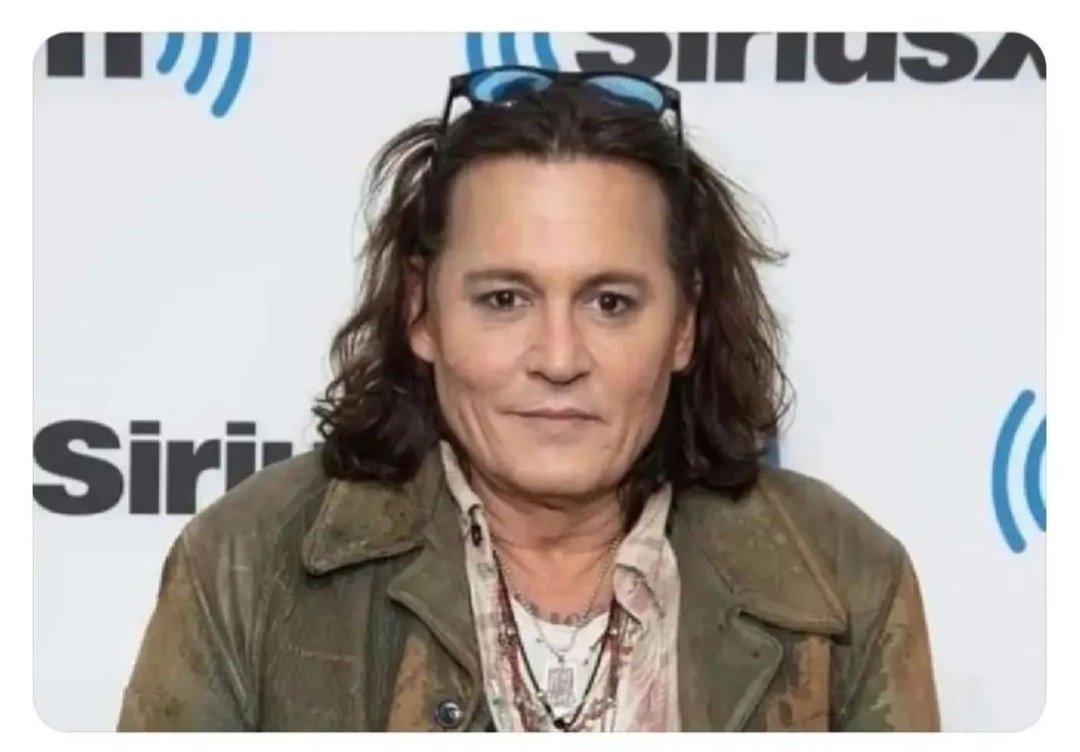 elconde_nad0's tweet photo. Johnny Depp sin barba es tu tía la que te dio tu primer cigarro (mentolado), nunca se casó y tiene la misma "roomie" desde hace 12 años. https://t.co/X38sIgHoKq