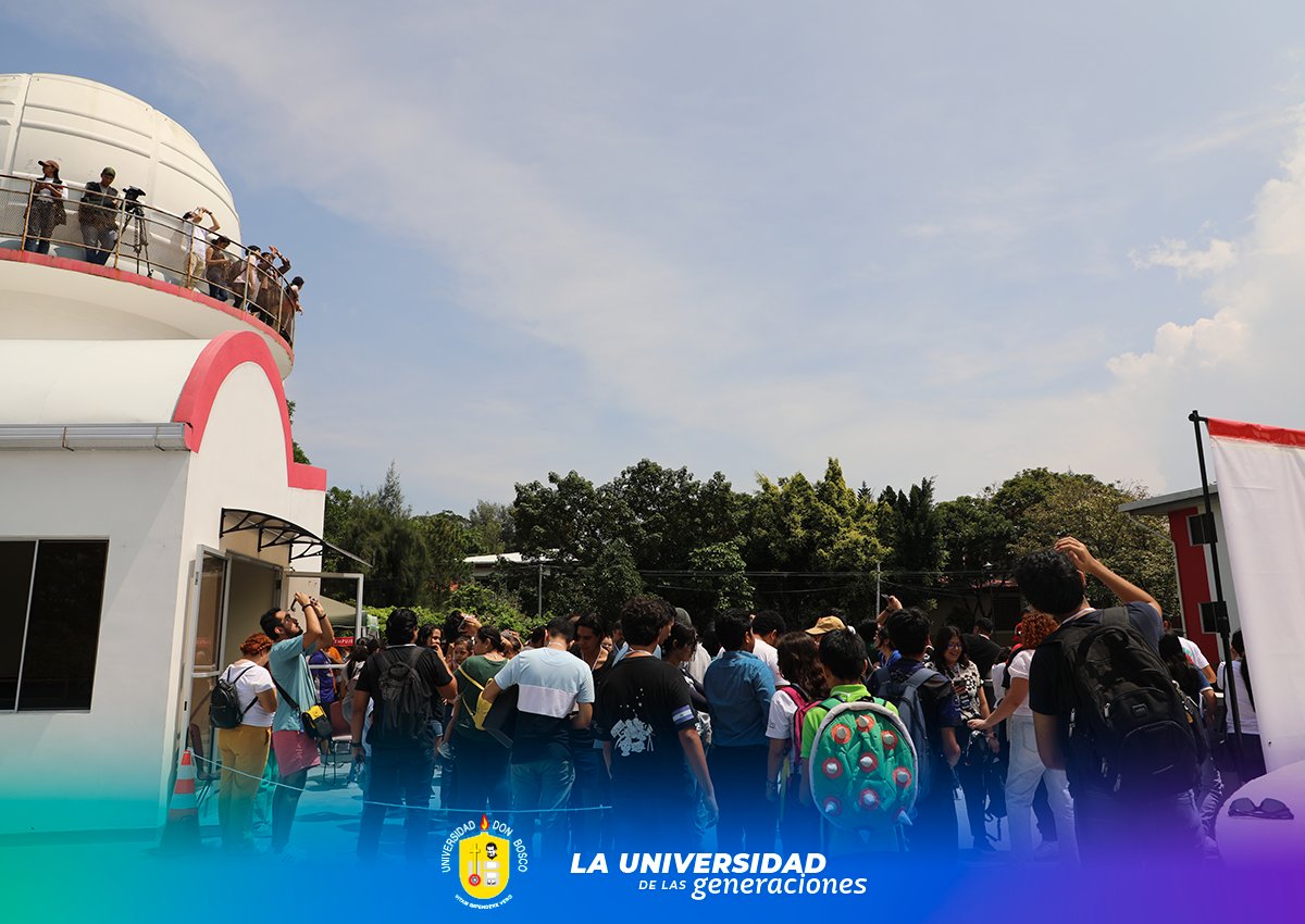ommudb's tweet photo. ¡Un fenómeno impresionante  🤩🌒!

Hoy tuvimos casa llena en nuestro observatorio, cientos de personas nos reunimos para presenciar el eclipse parcial de sol 🌒 y compartir en un espacio de aprendizaje y familia en nuestra feria de exploración espacial 👨‍🚀🌞🌚.
 @UDBelsalvador https://t.co/BsWghIoNJJ