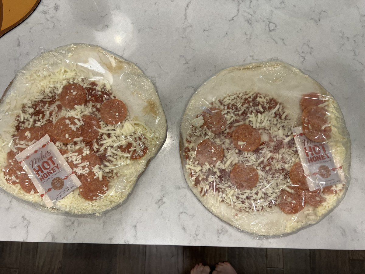 meganevickers's tweet photo. @calpizzakitchen what is this? The most naked looking #pizza https://t.co/U7T83LYmor