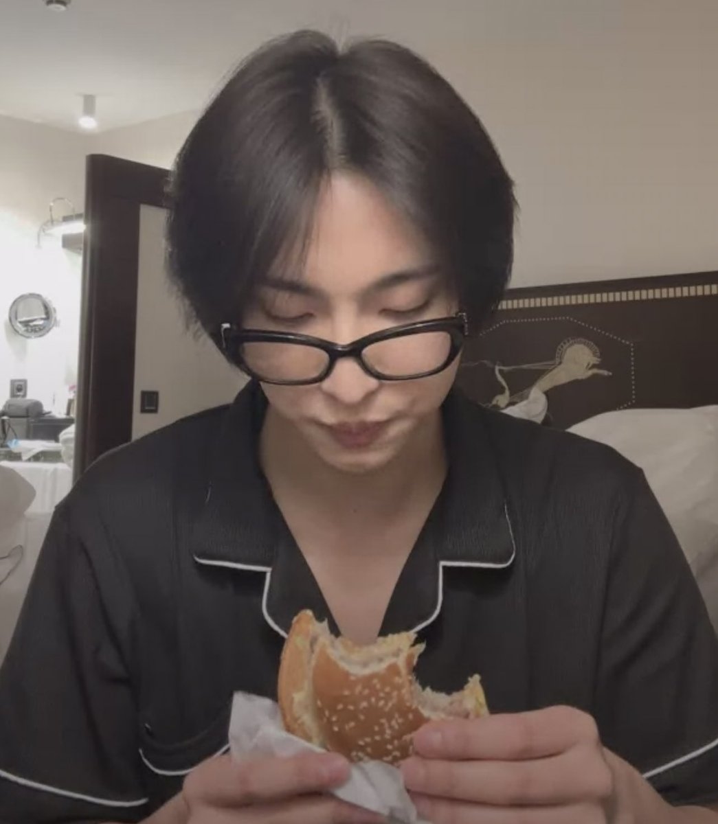 seonghwa is currently live on pop 🩶