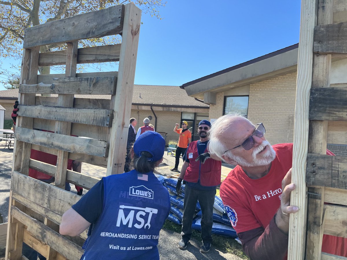 paulacu91432655's tweet image. Lowe’s Hero’s Rocking Gardening Beds at Monmouth Medical for Fulfill patients for therapy. Great 👍 job !!! Awesomeness!!! 👏🎉👏⁦@AndrewsP26⁩ ⁦@JaneenV_HRBP⁩ ⁦@kdc1035⁩ ⁦⁦@MitchEmslie⁩#fulfill#giving back #lowe’s hero’s