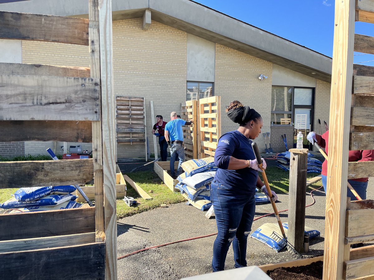 paulacu91432655's tweet image. Lowe’s Hero’s Rocking Gardening Beds at Monmouth Medical for Fulfill patients for therapy. Great 👍 job !!! Awesomeness!!! 👏🎉👏⁦@AndrewsP26⁩ ⁦@JaneenV_HRBP⁩ ⁦@kdc1035⁩ ⁦⁦@MitchEmslie⁩#fulfill#giving back #lowe’s hero’s
