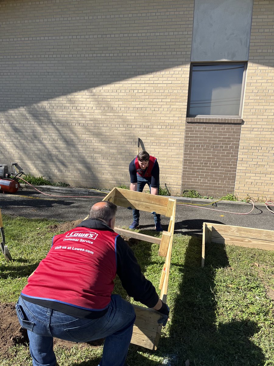 paulacu91432655's tweet image. Lowe’s Hero’s Rocking Gardening Beds at Monmouth Medical for Fulfill patients for therapy. Great 👍 job !!! Awesomeness!!! 👏🎉👏⁦@AndrewsP26⁩ ⁦@JaneenV_HRBP⁩ ⁦@kdc1035⁩ ⁦⁦@MitchEmslie⁩#fulfill#giving back #lowe’s hero’s