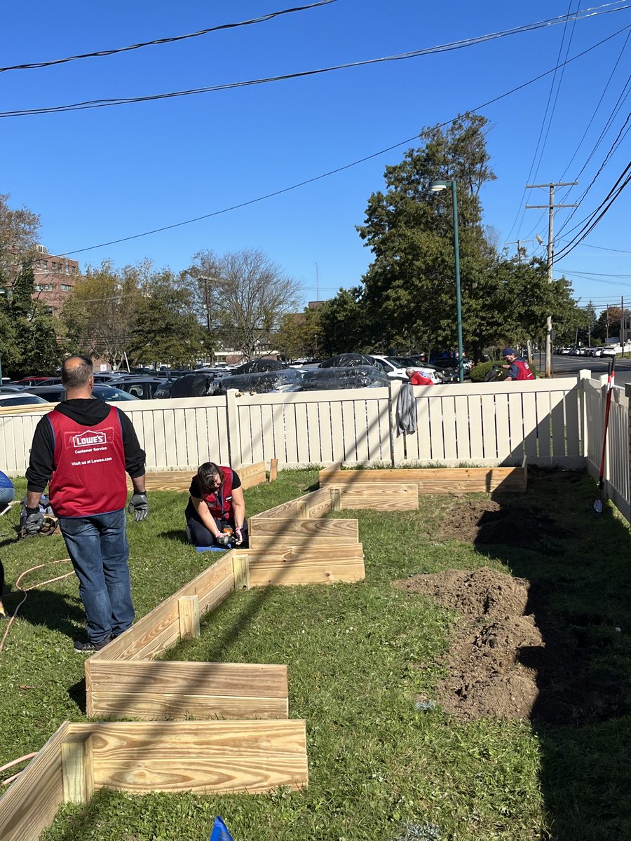 paulacu91432655's tweet image. Lowe’s Hero’s Rocking Gardening Beds at Monmouth Medical for Fulfill patients for therapy. Great 👍 job !!! Awesomeness!!! 👏🎉👏⁦@AndrewsP26⁩ ⁦@JaneenV_HRBP⁩ ⁦@kdc1035⁩ ⁦⁦@MitchEmslie⁩#fulfill#giving back #lowe’s hero’s