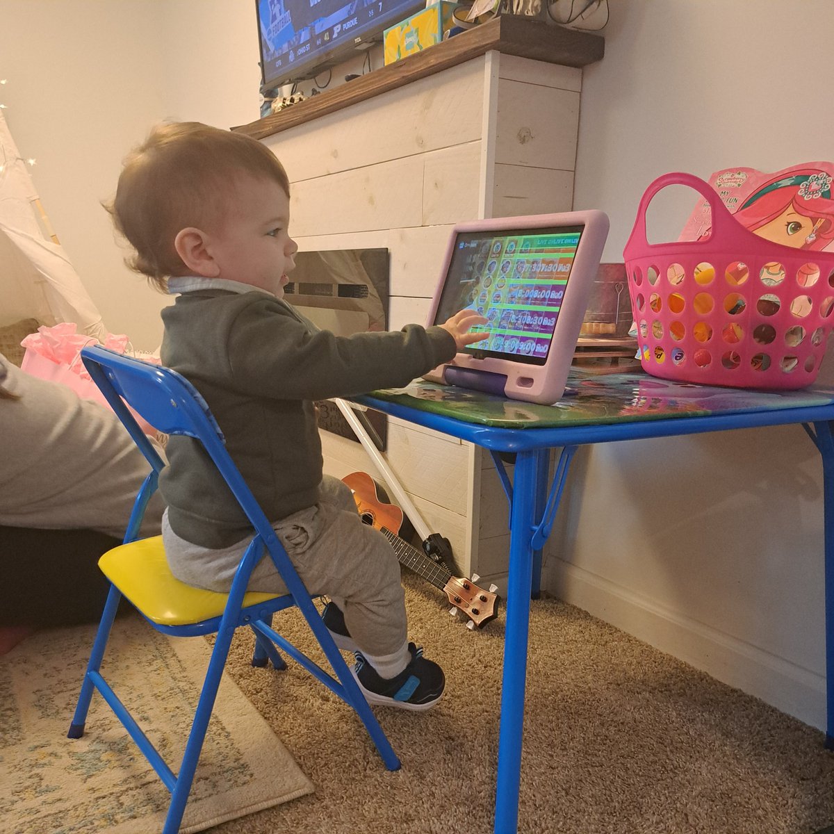 Shai had a successful first cut and the chicks couldn't get enough at bday party.