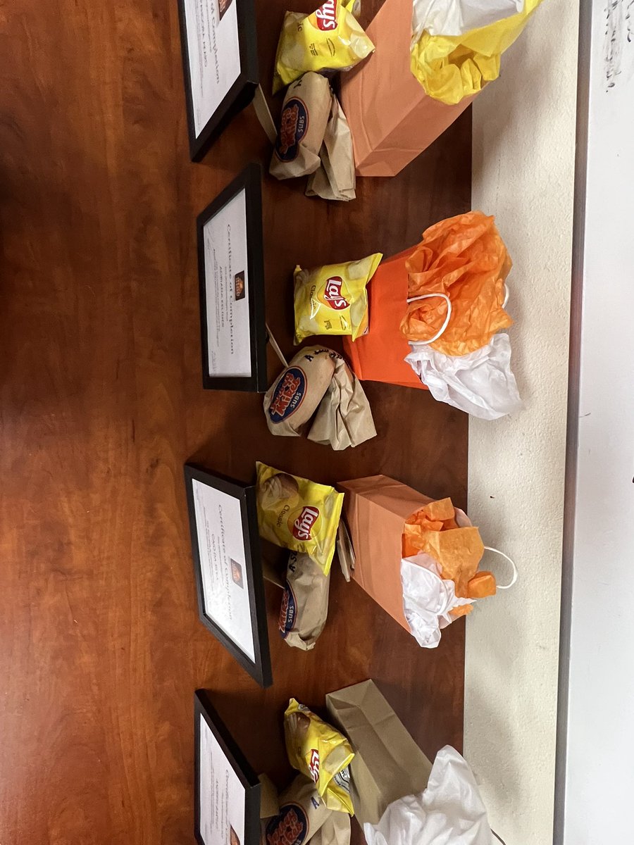 HD_chloeholstad's tweet image. HDU graduates for the 2nd Half of 2023!! Congrats 🎊 #team6679 #hdu