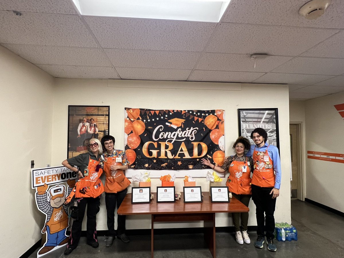 HD_chloeholstad's tweet image. HDU graduates for the 2nd Half of 2023!! Congrats 🎊 #team6679 #hdu