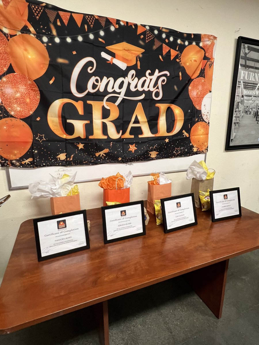 HD_chloeholstad's tweet image. HDU graduates for the 2nd Half of 2023!! Congrats 🎊 #team6679 #hdu