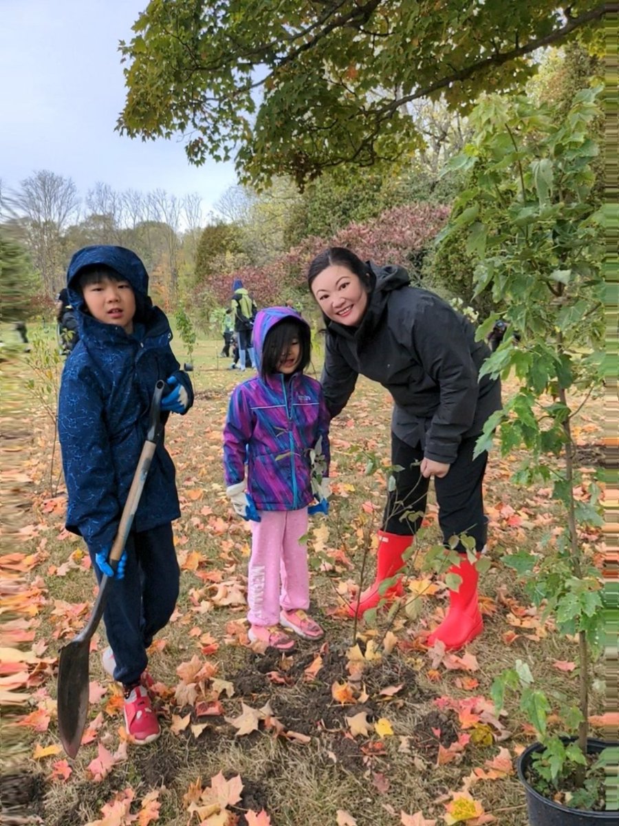🌳 Spent a fantastic day with my amazing TD Wealth team and families, continuing our annual tradition of tree planting! 🌿 Grateful for the opportunity to make a positive impact on the environment together. #TDTreeDays @tdfef