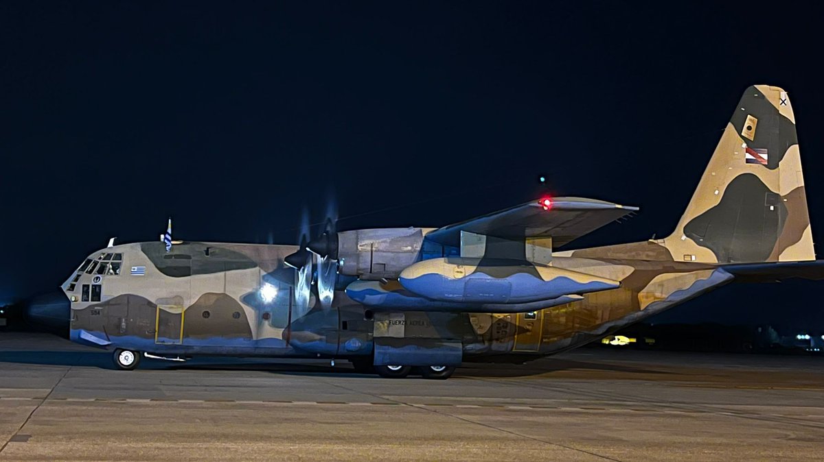 CancilleriaUy's tweet photo. Arribó a Madrid el Hércules de la Fuerza Aérea procedente de Tel Aviv, desde donde transportó el primer grupo de uruguayos evacuados de Israel, en un operativo coordinado en conjunto del Ministerio de Defensa y Ministerio de Relaciones Exteriores https://t.co/PoiuJJRasL
