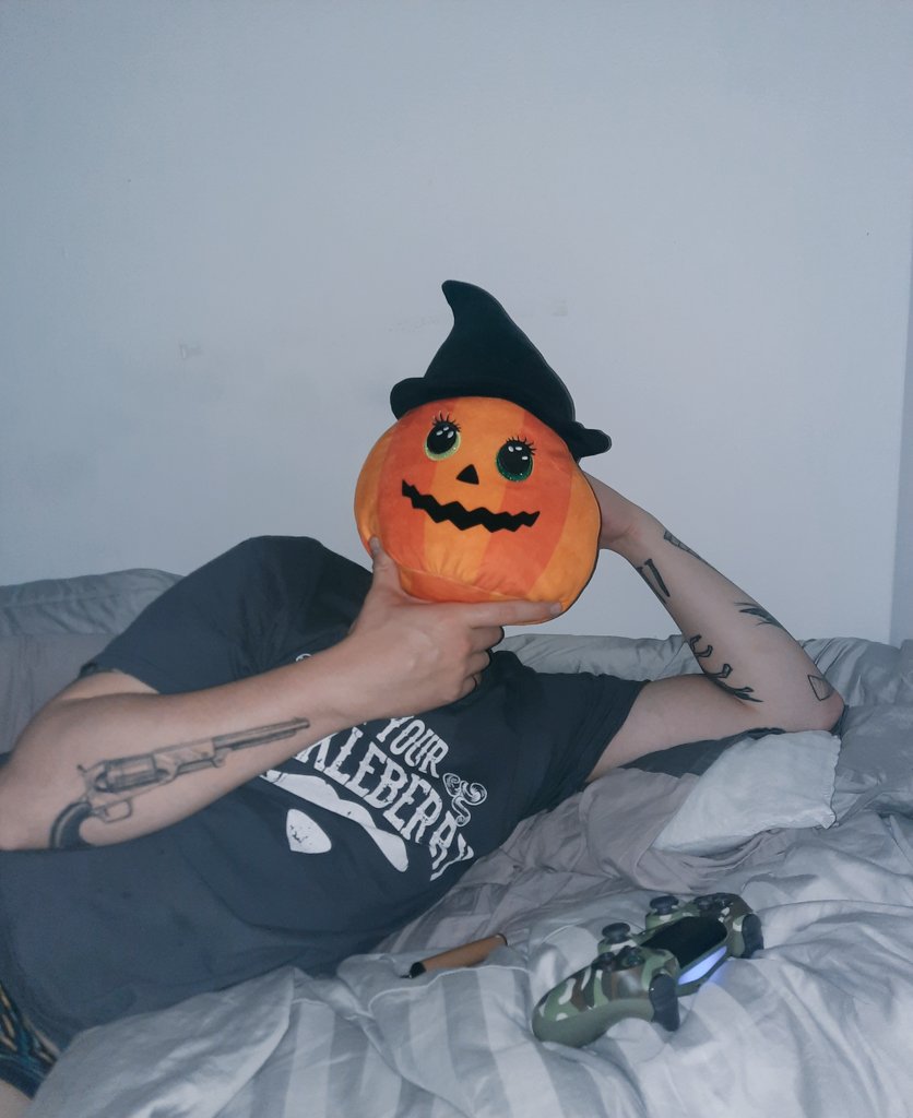 MMurrayWriter's tweet photo. Tiz the season! 🎃 
My spooky love #halloweenvibes https://t.co/ylqJR1xDj8