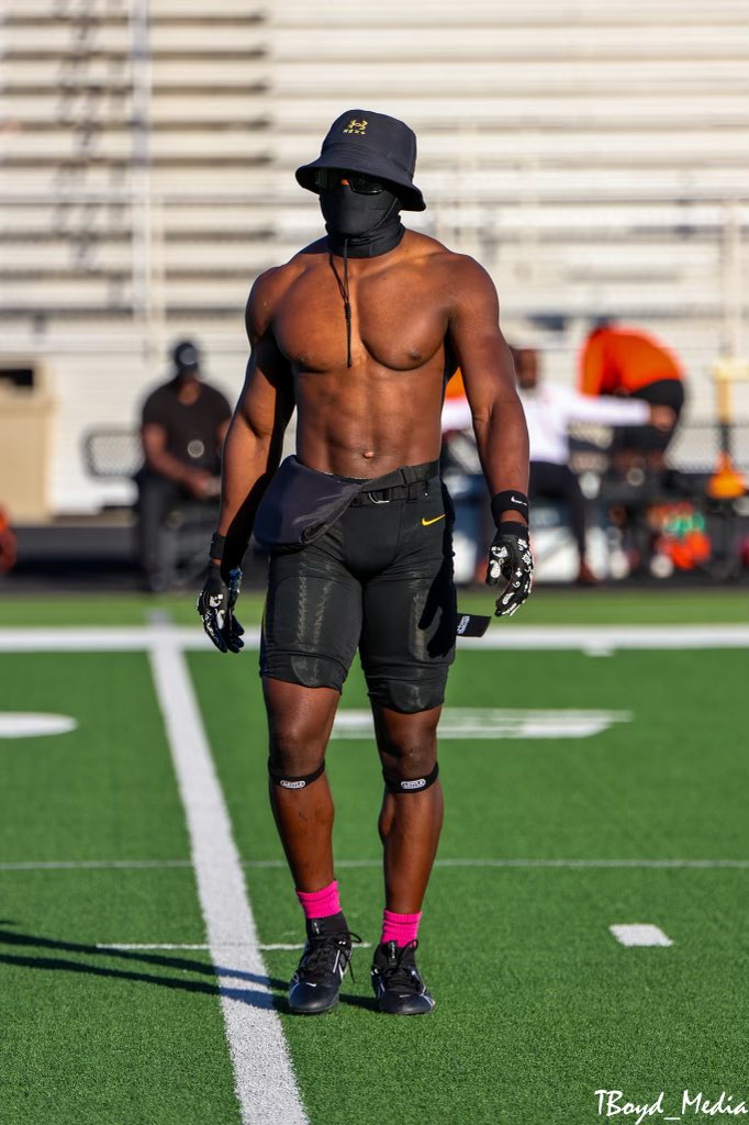 KelvionR's tweet photo. Often imitated NEVER duplicated!

Forney 21
Lancaster 20
@ForneyRecruits @CoachFleen 

📸@TBoyd_3 Pregame warmup https://t.co/ggDKhdYEyg