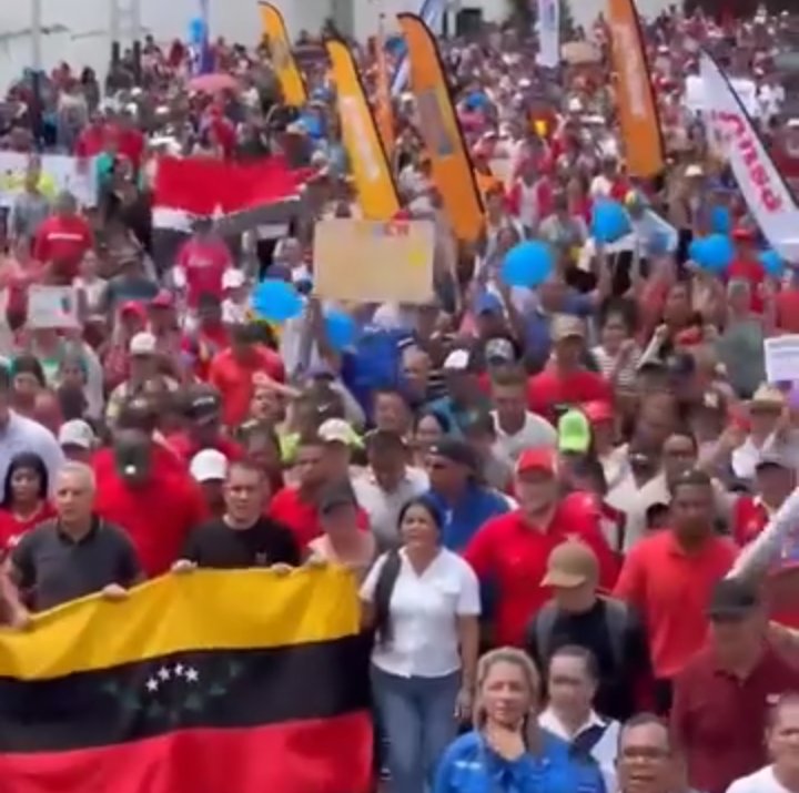 En Táchira demostramos el apoyo y el trabajo por la Patria Grande! 🇻🇪
#todosconmaduro

Pdte <a href="/nicolasmaduro/">Nicolás Maduro</a>
destacó la marcha del Poder Popular, la tarde de este sábado 14Oct #SanCristóbal

<a href="/_laavanzadora/">Yelitze Santaella</a> 
@freddybernalven 
<a href="/jaarreaza/">Jorge Arreaza M</a>.ve 
<a href="/karemdebernal/">Karem Durán de Bernal</a> 
@diosdadocabello_oficiall