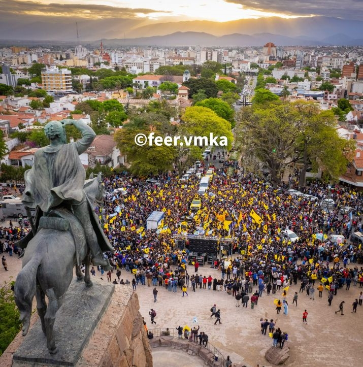URGENTE!
ESCÁNDALO EN SALTA, MENTIRA LIBERTARIA Y DURO CRUCE DE MILEI Y OLMEDO!

Milei suspendió su acto en Salta y regresó de manera inmediata a Bs As ante el ROTUNDO FRACASO de la convocatoria. 

Olmedo le habría prometido unas 50.000 personas que lo recibirían y apenas habían