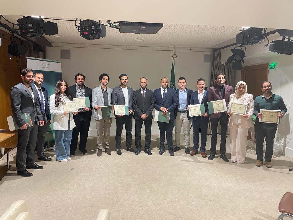 BCS_FRA's tweet photo. على هامش ورشة العمل التعريفية بالبرنامج السعودي الفرنسي للدراسات الطبية والذي عقد في مقر الملحقية الثقافية اليوم السبت 14/10، كرم سعادة الملحق الثقافي @Dr_Helaiss عدداً من الأطباء السعوديين الحاصلين على البورد الفرنسي في مختلف التخصصات الطبية. 
متمنيا لهم دوام التوفيق في رحلتهم العملية.