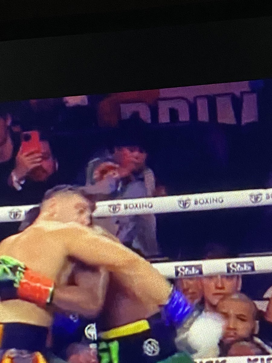 kurstxo's tweet photo. ‘What’s the best thing about the KSI vs Tommy Fury fight?’ - this wee guy fighting his demons in the background #KSIvsTommy https://t.co/bnvHY3qL9Q