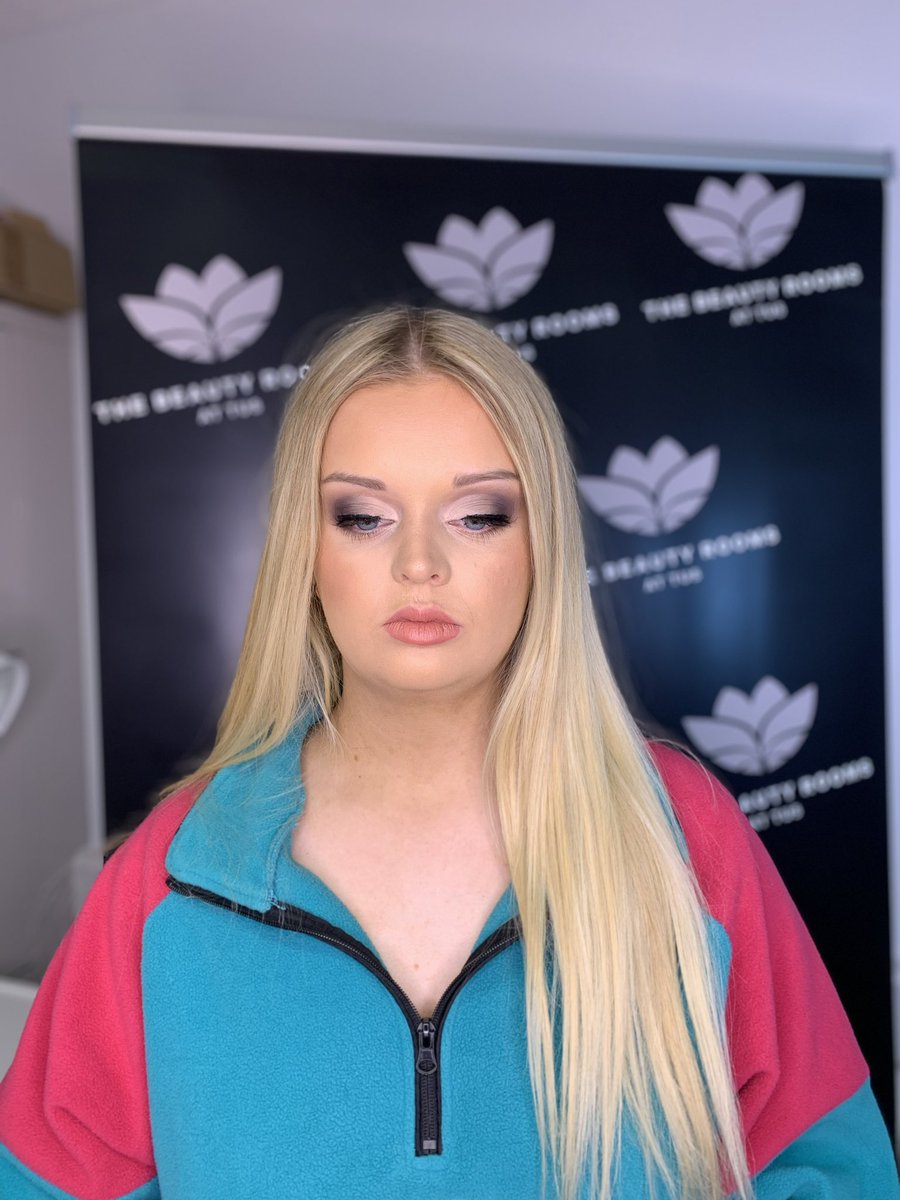 2003andrea_'s tweet photo. Some makeup looks on some pretty models 😍 What’s your favorite makeup look? #tus #studyattus #makeup #glam @MajellaGolden https://t.co/iGiryGSWfp