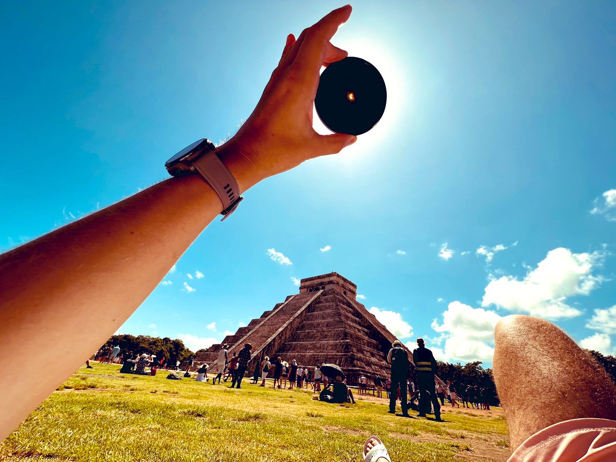 Annular eclipse in Chichén Itzá (seen through an obsidian glass). 🇲🇽
