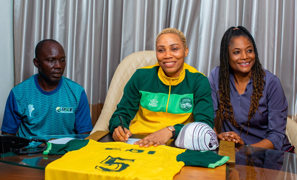 TheNWFL's tweet image. 𝙄𝙩'𝙨 𝙈𝙤𝙧𝙚 𝙏𝙝𝙖𝙣 𝙁𝙤𝙤𝙩𝙗𝙖𝙡𝙡! 

Onome Ebi ➡️ Naija Ratels 🇳🇬

@NGSuper_Falcons captain Onome Ebi returns to #NWFL after 15 years, joining Premiership club, @FcRatels for the 23/24 season. She will don jersey no. 5. 

Welcome back, @EBIONOME 🤩
#WomenFootballRising