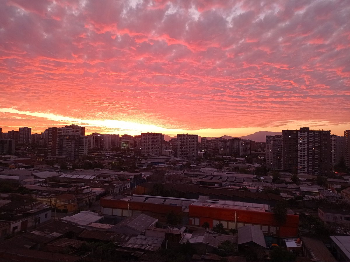 Sandrij's tweet photo. El ocaso de Santiago de Chile 😍 https://t.co/FOaHaXrpsN