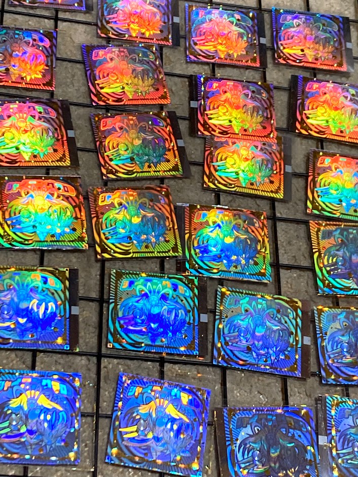 色々試してやっと形になりました😂

今月末に
初のホロを販売させて頂きます
１名様MAX３枚を予定しています

久々の販売でかなり緊張ですが
よろしく願いします🙇‍♂️

ホロ＆箔の実物を手に取って見てやって下さい
珍しいかと・・

使用
ホロ＋レンズ箔＋金レンズ箔
価格二千円

＃自作シール