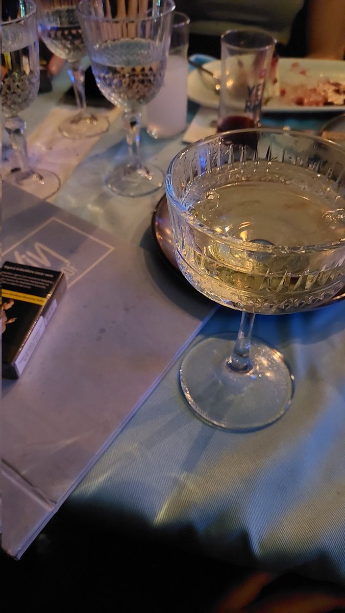 Rakı masasında kokteyl içen kız