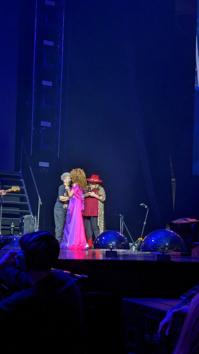 Reg1narate's tweet photo. @Tarynitup2011 @courtneyalysonX @ShaniaTwain Here are a few pics I got from the show, you and Grammy Betty are beautiful 💓 https://t.co/CBTlQI7n2y