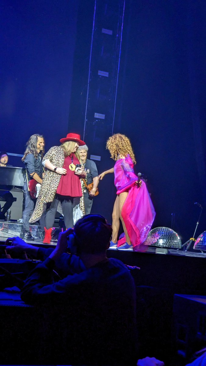 Reg1narate's tweet photo. @Tarynitup2011 @courtneyalysonX @ShaniaTwain Here are a few pics I got from the show, you and Grammy Betty are beautiful 💓 https://t.co/CBTlQI7n2y