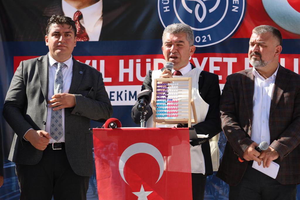 Öğretmenlere önlük yerine çelik yelek dağıtılsın!