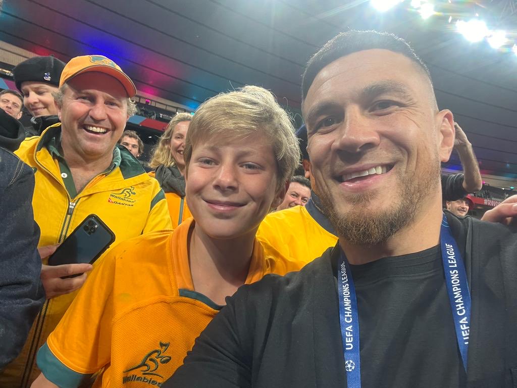 JeffreysWill's tweet photo. A big thank you to ⁦@SonnyBWilliams⁩ for taking the time and effort to jump the barrier to make a young rugby fans #RWC2023 ! And to ⁦⁦⁦⁦@MorganTurinui⁩ for helping make it happen plus all positive work the ⁦@StanSportAU⁩ team do for Aust rugby. https://t.co/f5AbtRy4sy