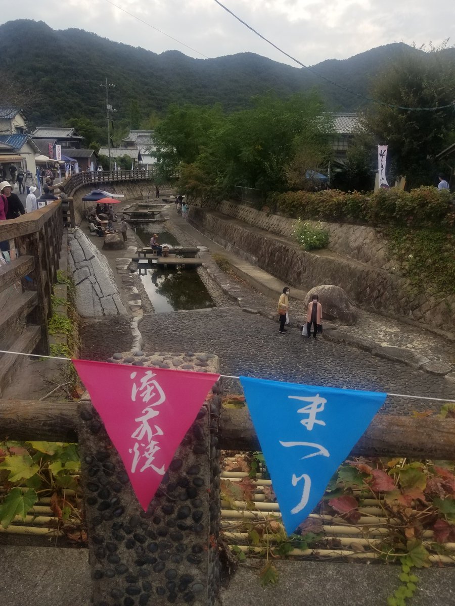 TheWadas's tweet photo. Bizenyaki fest (day 1) was awesome. This little plate came with zenzai (sweet red bean soup) as a freebie at a store along Furogawa river!

Check a blog post from before...
https://t.co/tRTKwUY23j

#okayama #bizen #bizenyaki #pottery #ceramic #bizenyakifest #bizenyakifestival https://t.co/NK8e8HXhmJ