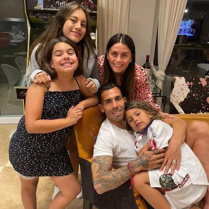 pablocasx1's tweet photo. Admiro este tipo de personas...

LO ENTENDIÓ ABSOLUTAMENTE TODO!

“Mis hijos tienen que valorizar lo que uno le compra, vos les tenés que hacer entender que costó, que costó cada sudor, todo lo que construimos con la familia…
Al costarnos tanto, a veces pecás en darles todo, sin pensar que estás haciendo un daño. ¿El día de mañana por qué van a pelear los chicos?

La humildad se entrena, sale del código. Vos sos humilde cuando decís ‘buenos días, buenas noches, buen provecho’. Todo empieza desde los valores.
Si te va bien en la escuela, tenés este premio. ¿Querés un juguete? Bueno, gánatelo. Juntá la mesa o hacé algo. No es ir a la juguetería y llenarle el canasto de camiones…”.

- CARLOS TÉVEZ.