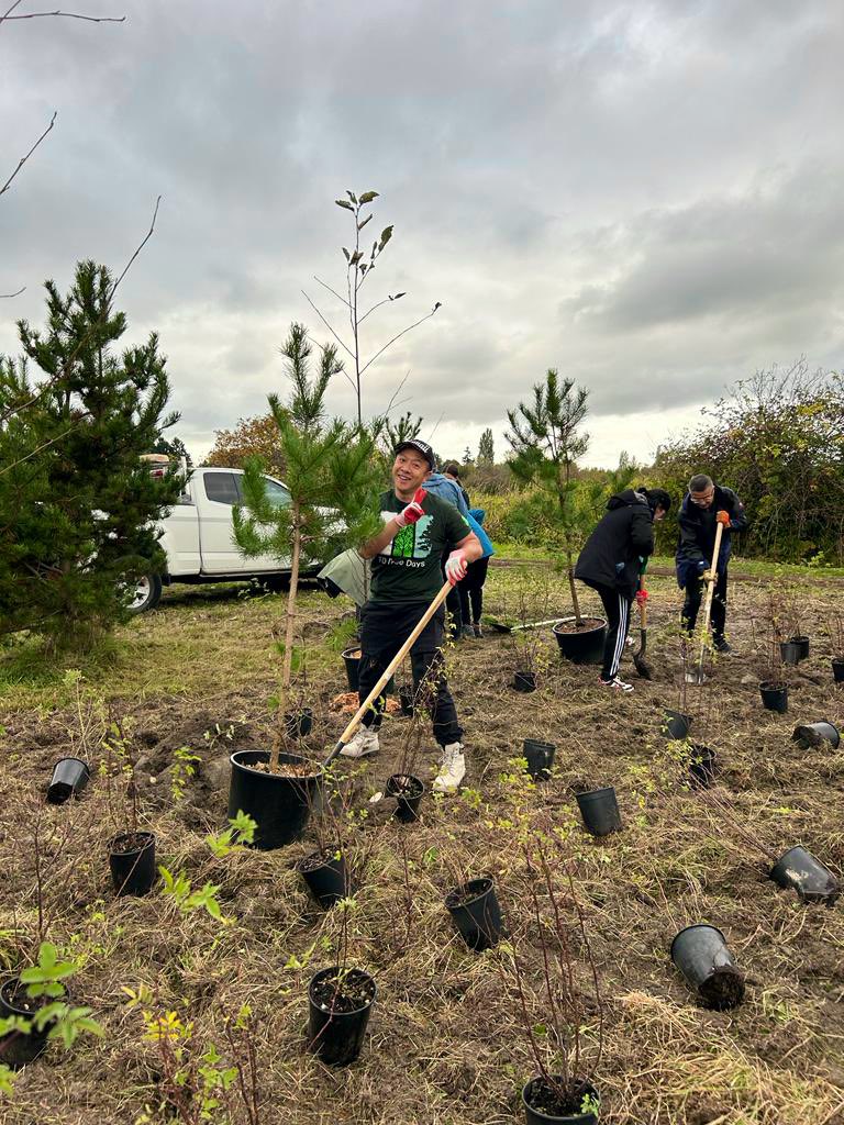 JonathanHYWong's tweet photo. Spent an amazing morning planting trees in @Richmond_BC. As part of #TheReadyCommitment, TD is working towards our goal of planting 1-million trees by 2030! #TDTreeDays 🌳🌲🌾🌱 @Tricia_Whitwham @ccchangling @GaryAulakh_TD https://t.co/RlVoedI0I6
