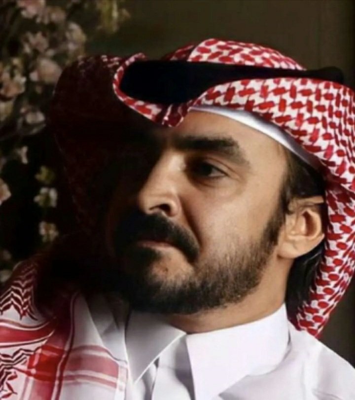 قالت أبي منك أمان وقلت كلي أمان.
أنتِ في أمان الله وفي وجهي اشنبي.

عشناسوى ثم راحت كن ماشي صار.
شابت عيوني وراسي شاب واناصبي.

سحرالبيان أنشهدأنه صدق سحر البيان.
ماهوبسحرالبراقع واللثم والعبّي.