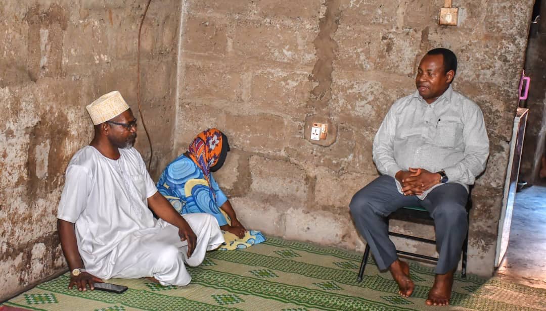 hassankham1s's tweet photo. Allah amhifdhi na ambarik sana mtu wetu. Hii ndio siasa yetu, siasa ya utu na siasa ya watu. 

Hii ndio njia ya watangilizi wetu, njia ya kuwajali watu, bila ya kumbagua mtu. 

Hii ndio njia inayotuhakikishia usalama wa mustakbali wetu. Wamekufa, tutakufa, lakini lengo litabakia. https://t.co/zCZqZ1yinE