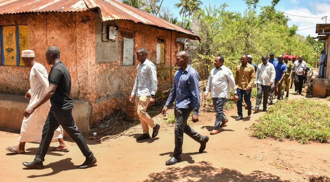 hassankham1s's tweet photo. Allah amhifdhi na ambarik sana mtu wetu. Hii ndio siasa yetu, siasa ya utu na siasa ya watu. 

Hii ndio njia ya watangilizi wetu, njia ya kuwajali watu, bila ya kumbagua mtu. 

Hii ndio njia inayotuhakikishia usalama wa mustakbali wetu. Wamekufa, tutakufa, lakini lengo litabakia. https://t.co/zCZqZ1yinE